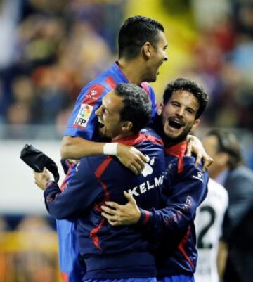 El delantero del Levante Ángel es felicitado por sus compañeros tras marcar el primer gol ante el Valencia.