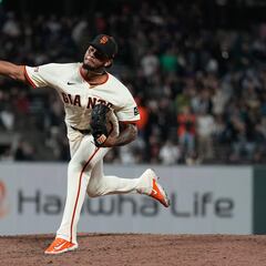 WATCH: Giants catching coach Alex Burg survives scary moment in MLB game