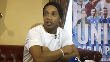 GRA369. ROMA, 11/10/2016.- El jugador brasileño Ronaldinho, durante un encuentro mantenido hoy con la prensa en un hotel de Roma, antes de participar mañana en el partido por la paz en la capital italiana. EFE/Jorge Ortíz