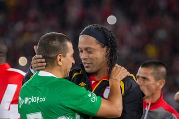 La fiesta en El Campín que disfrutó de la magia de Ronaldinho en el partido entre Santa Fe y Nacional, en el que se le rindió homenaje al brasileño que jugó con la '10' del equipo bogotano.