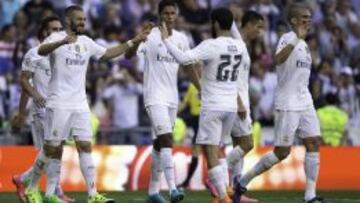 Los jugadores del Madrid festejan el gol de Benzema.