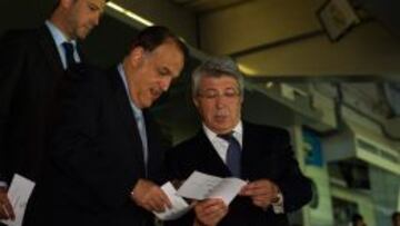 Javier Tebas junto a Cerezo en la investidura de Florentino P&eacute;rez.