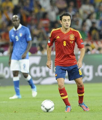 El motor de La Roja lleva un año retirado como jugador, pero sigue vinculado al mundo del fútbol como entrenador. El 28 de mayo de 2019 decidió poner fin a su ciclo como jugador en el Al Sadd S. C. y tomo las riendas del banquillo del mismo equipo. Es cierto que en las cuatro temporadas en el club qatarí ya había comenzado a experimentar con las tareas de entrenador. A principios de 2020, fue tentado por el Barcelona para tomar el relevo de Valverde, pero la operación no fructificó.