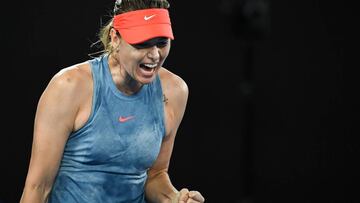 Maria Sharapova celebra un punto ante Caroline Wozniacki durante su partido del Open de Australia 2019.