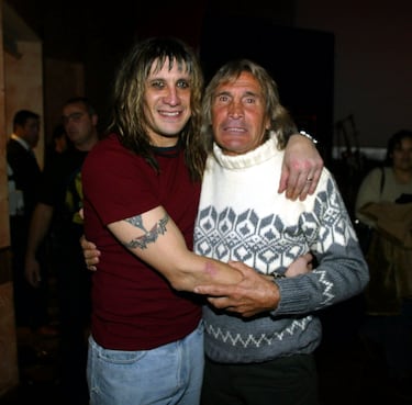 Hugo Gatti posa con el también portero argentino, Germán Burgos el 26 de diciembre de 2002.
