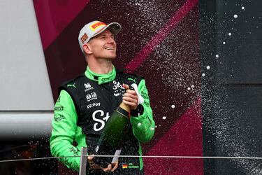 A sus 37 años, en su carrera número 239, Nico Hülkenberg escribió historia en Silverstone. Bajo una lluvia impredecible y saliendo desde el 19º puesto, llevó a su Stake F1 Team al tercer escalón del podio. Fue una carrera épica, donde el talento, la paciencia y la fortuna se alinearon por fin para premiar una trayectoria marcada por la lucha y la perseverancia.