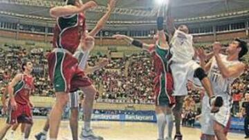 <b>SOLIDEZ. </b>La defensa de ayudas anuló a Borchardt, el jugador más valorado de la Liga. El pívot se quedó en cuatro rebotes, uno menos que Smith, que además sumó seis triples.