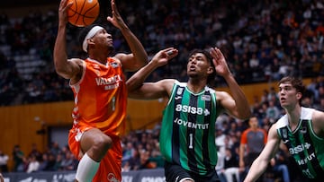 BADALONA, 08/02/2026.- El alero del Joventut de Badalona Yannick Kraag (c) intenta evitar el avance del alero Kameron Taylor (i), del Valencia Basket, durante su partido de la jornada 19 de la Liga Endesa disputado este domingo en el Pabellón Olímpico de Badalona. EFE/ Quique García