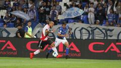 Maidana con la pelota ante Ben&iacute;tez en el Godoy Cruz - River Plate