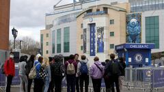 La entrada a Stamford Bridge por el acceso de Britannia Gate, completamente vallado. Al fondo, la fachada principal del estadio del Chelsea, que recibe al Real Madrid en la ida de cuartos de final de la Champions.