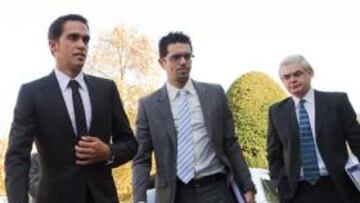 <b>EL EQUIPO DE CONTADOR. </b>Alberto Contador, en la sede del TAS junto a su hermano Fran y dos de sus abogados: Antonio Rigozzi y Mike Morgan.