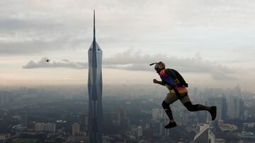 Espectacular salto base desde la torre Kuala Lumpur