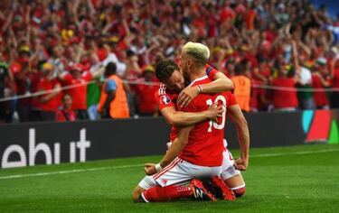 Bale inspires as Wales beat Russia and top Group B