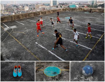 Un párking vacío se puede convertir en un excelente campo de fútbo en Jakarta, Indonesia.