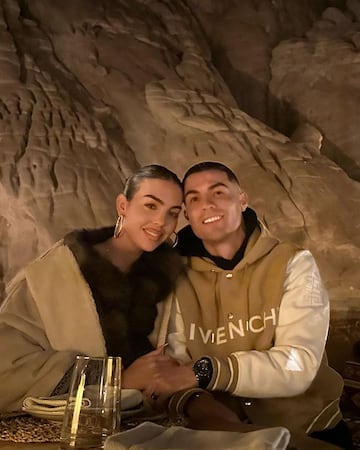 Cristiano Ronaldo y su novia, Georgina Rodríguez han realizad días atrás una romántica escapada al desierto de Arabia Saudí. El complejo donde se han hospedado se llama Banyan Tree AlUla siendo uno de los destinos turísticos de Arabia Saudí más solicitados por personas de alto standing, ya que el precio por noche para dos personas oscina entre los 5.000 y los 10.000 euros.