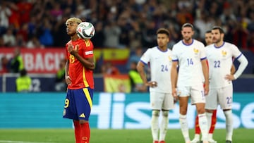 Soccer Football - Nations League - Semi Final - Spain v France - MHPArena, Stuttgart, Germany - June 5, 2025 Spain's Lamine Yamal before taking the penalty REUTERS/Kai Pfaffenbach TPX IMAGES OF THE DAY