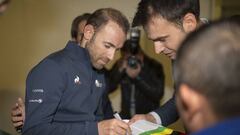 18/12/18 CICLISMO PRESENTACION MOVISTAR TEAM TEMPORADA 2019 
 ALEJANDRO VALVERDE FIRMANDO AUTOGRAFOS 