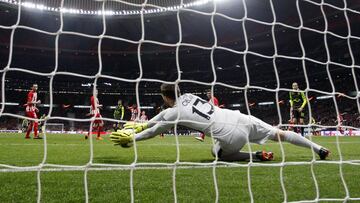 Oblak detiene abajo un tiro de Bryan Ruiz en el Atlético-Sporting.