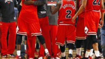Los jugadores de los Chicago Bulls celebran la victoria.