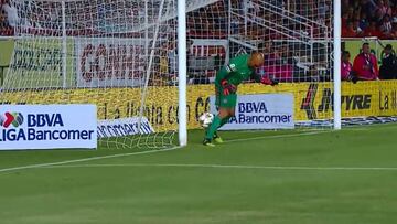 ¿Qué te pasó, 'Conejo'? Su increíble error adelantó a Necaxa