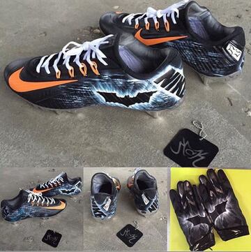 Sanu dedicó unos botines al defensor de Gotham. 