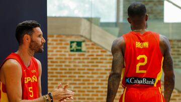 MADRID, 02/08/2022.- El escolta, Lorenzo Brown (d) junto al capitán Rudy Fernández durante la presentación del equipo este martes en el centro deportivo madrileño Daoíz y Velarde. EFE/ Luis Millán
