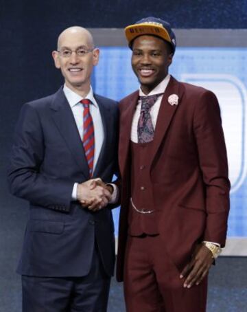 El comisionado de la NBA, Adam Silver, saluda al jugador Malik Beasley, seleccionado por Detroit Pistons.