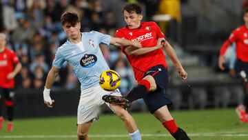 Budimir disputa un balón con Carl Starfelt.