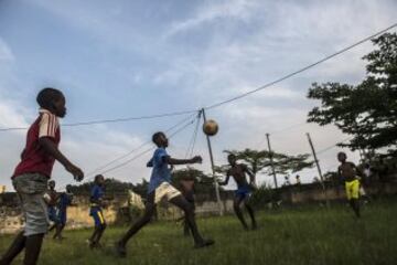 F¨²tbol en Franceville una de las ciudades m¨¢s grandes de Gab¨®n