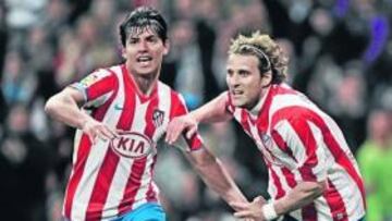 Agüero se abraza a Forlán tras el gol del Bernabéu