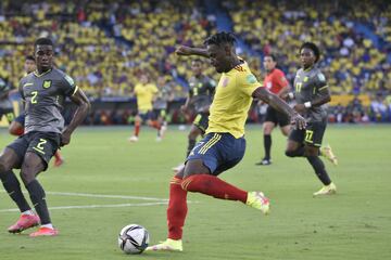 La Selección de Reinaldo Rueda sumó su tercer empate consecutivo al igualar 0-0 ante Ecuador en Barranquilla. Hubo polémica en el final.