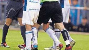 <b>ESCÁNDALO. </b>Cazorla se llevaba las manos a la cabeza mientras medio Recre se comía a Pérez Lima. Agüero había marcado con la mano.