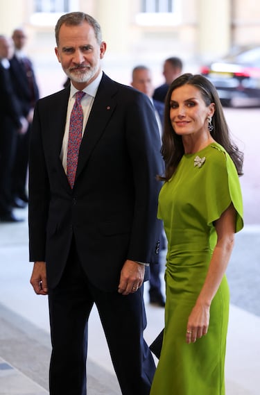 La reina Letizia estrena un vestido dise?ado y lucido por Victoria Beckham