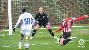 Kgatlana encara a De La Nava en el Athletic-Eibar celebrado en Lezama.