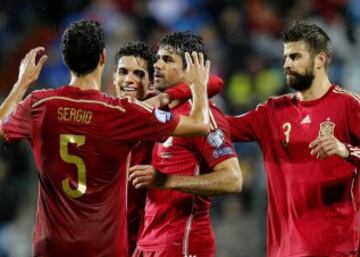 El delantero de la selección española Diego Costa (c) celebra su gol, tercero del equipo, con sus compañeros, durante el partido de clasificación para la Eurocopa 2016 