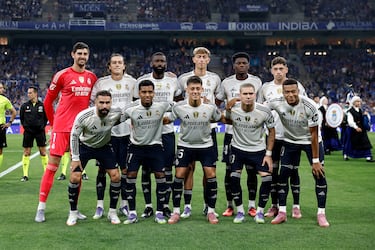 Camiseta blanca y pantalón oscuro. Así vistió el Real madrid en Oviedo.