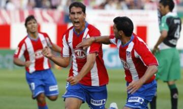 Raúl García celebra un gol al Racing de Santander en 2007.