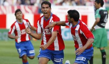 Raúl García celebra un gol al Racing de Santander en 2007.
