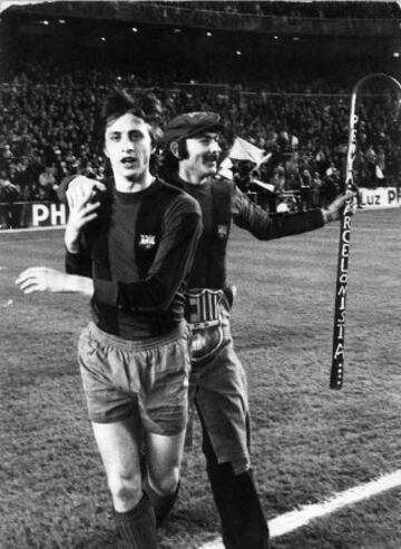 Johan Cruyff celebra el 5-0 en el Bernabéu después del partido.