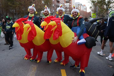 Corredores disfrazados de pollos participan en las primeras tandas de la San Silvestre Vallecana.