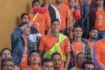 Benedetti, el último colombiano en llegar al América recibió su bienvenida por parte de uno de sus compañeros.