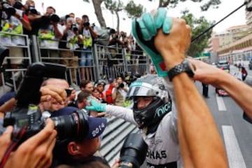 Nico Rosberg celebra con los miembros de su equipo después de ganar el Gran Premio de Mónaco.