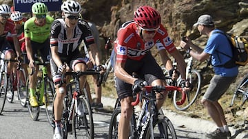 Chris Froome tira del grupo de favoritos durante la subida a Sierra Nevada en la Vuelta a Espa&ntilde;a.