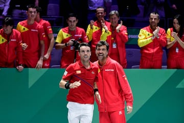 Bautista jugó tres días después del fallecimiento de su padre y derrotó a Felix Auger-Aliassime por 7-6 (3) y 6-3.