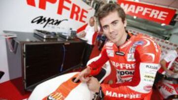 Nico Terol, señala el escudo del Valencia en su moto.