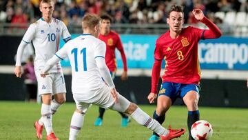 El jugador de la selección española de fútbol sub-21 Fabián (d) intenta controlar el balón ante el jugador de la selección islandesa Porsteinsson (2i), hoy durante el partido de clasificación para el campeonato de Europa SUB-21, hoy en el estadio de la Nueva Condomina de Murcia.