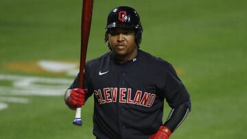 El manejador de la novena de Cleveland, Terry Francona, indicó que ambos peloteros quebrantaron los protocolos por covid-19 de la MLB.