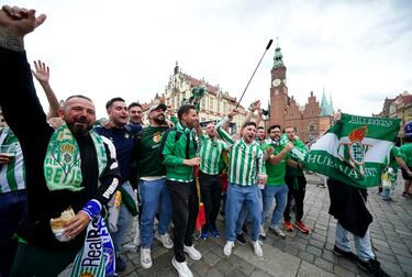 Gran ambiente en la Fan Zone del Real Betis. 