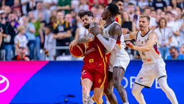 Santi Yusta puja con Dennis Schroeder durante el partido amistoso preparatorio para el Eurobasket 2025 celebrado en Colonia entre Alemania y España.