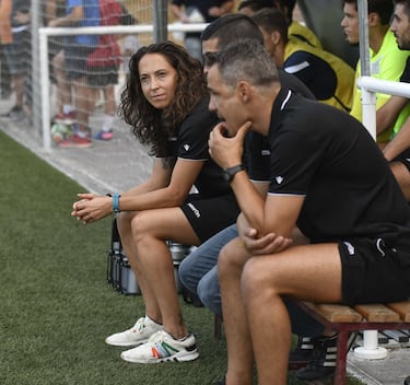 Laura del Río (Madrid, 1982) comprobó que el fútbol femenino en Estados Unidos era otro mundo. Ella, que recordaba en El País que en sus inicios “había jugadoras que lavaban la ropa en casa de compañeras para que sus padres no supieran que jugaban al fútbol”, fue de las primeras futbolistas españolas que jugó en Estados Unidos, también lo hizo en Alemania e Inglaterra. Laura del Río, que se fue en 2007 a hacer las Américas en el FC Indiana, pasando después por Boston, Philadelphia y Whasington, rompió en 2019 un muro invisible pero presente y se convirtió en la primera entrenadora de un equipo masculino en nuestro país, el Flat Earth FC de Madrid.